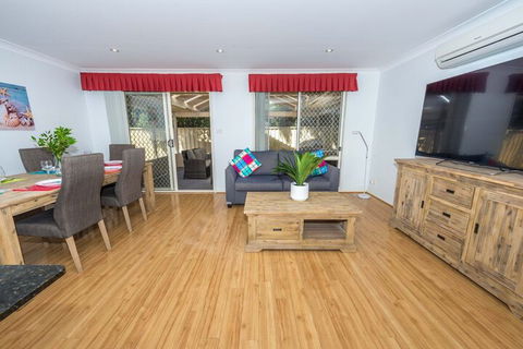 Ajax Avenue 2 / 35 Nelson Bay - Tourism Canberra 1