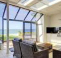 Whispering Sands 10 Sandy Point Road Luxury waterfront home with aircon WIFI  Foxtel - Tourism Canberra