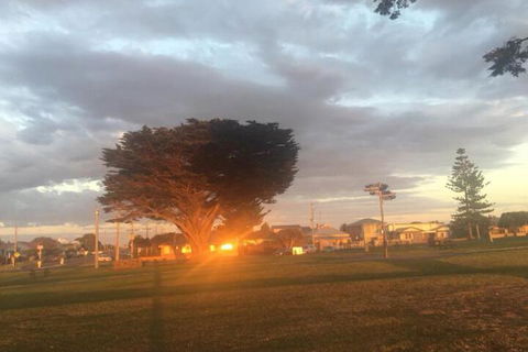 QUEEN BEDROOM FRIENDLY HOME PORTLAND - Tourism Canberra 5