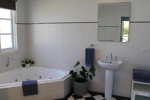 Upper Reach Spa Cottage - Tourism Canberra 2