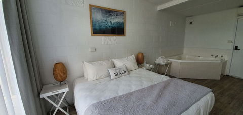 Beach Holiday Apartments Motel - Tourism Canberra 6