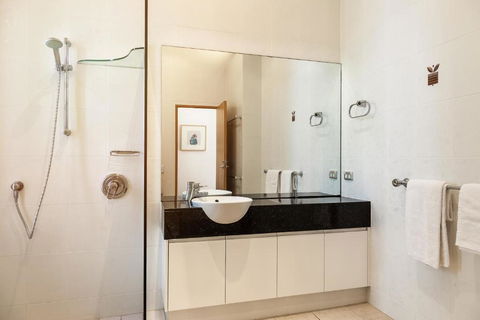 Contemporary & Luxurious Little Cove - Tourism Canberra 6