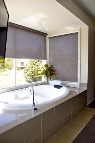Daylesford Spa Villa One - Tourism Canberra 6