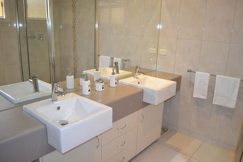 Cypress Drive Townhouse - Tourism Canberra 6