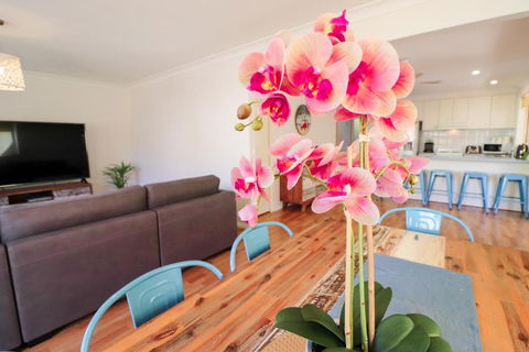 Lakelandia - Tourism Canberra 4