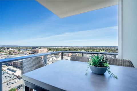 A Cut Above The West Pool Rooftop Bar Gym Wifi - Tourism Canberra 1