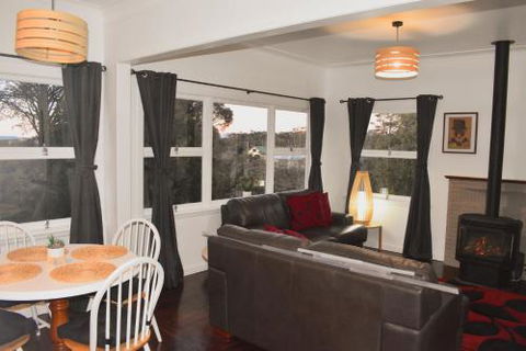 NEW Winston Cottage Leura Views & Location - Tourism Canberra 1