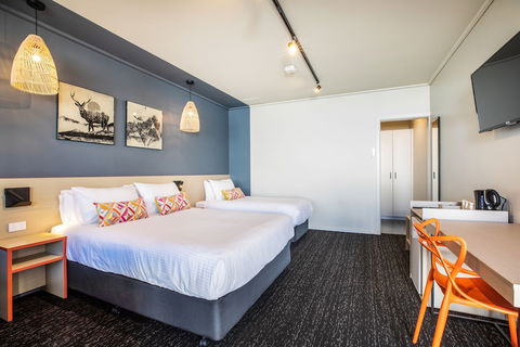 Nightcap At Monash Hotel - Tourism Canberra 3