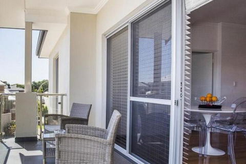 Lakeside Retreat - Tourism Canberra 4