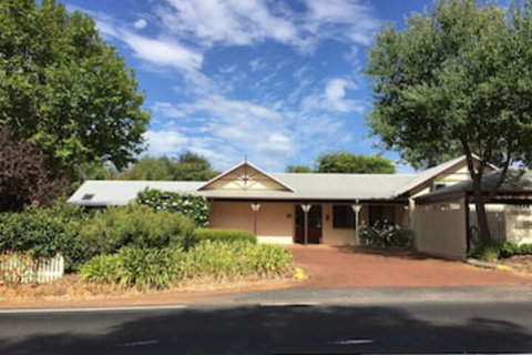 The Noble Grape Guesthouse - Tourism Canberra 0