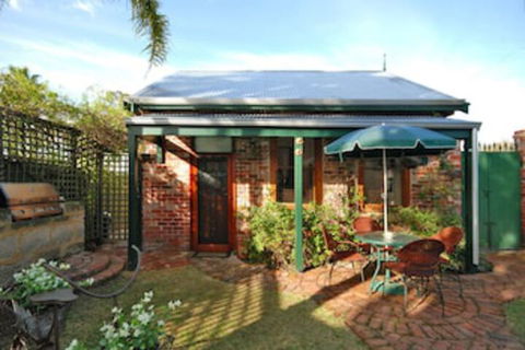 Above Bored Bed & Breakfast - Tourism Canberra 0