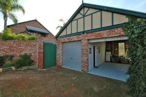 Above Bored Bed & Breakfast - Tourism Canberra 2