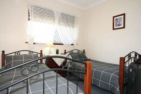 Safety Bay Guest House - Tourism Canberra 5