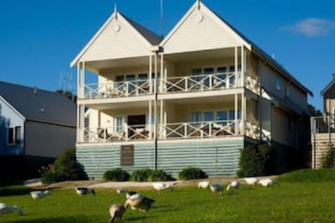Lakeside Suites 1 - Tourism Canberra 0