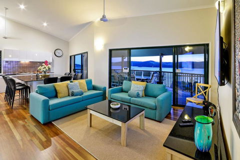 NEWLY BEAUTFULLY RENOVATED 16 The Casuarina 3 Bedroom House With 180 Degree Ocean Views - Tourism Canberra 6