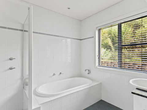 Aqua Shores Penthouse - Tourism Canberra 4