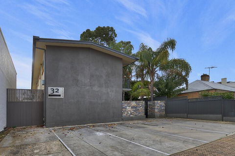 Former Dress Circle Nth Adelaide Apt With Aircon - Tourism Canberra 0