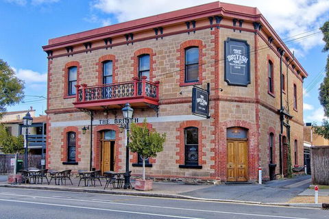 Former Dress Circle Nth Adelaide Apt With Aircon - Tourism Canberra 1