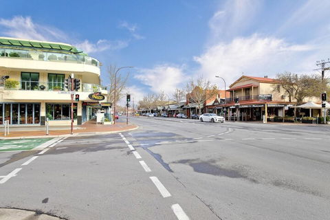 Former Dress Circle Nth Adelaide Apt With Aircon - Tourism Canberra 4