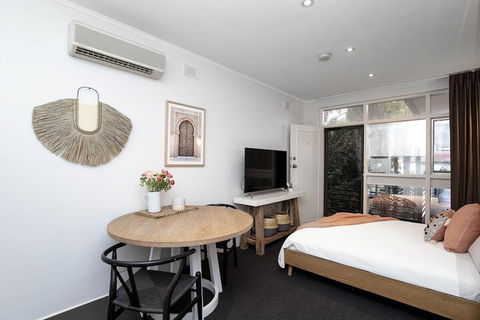 Former Dress Circle Nth Adelaide Apt With Aircon - Tourism Canberra 5