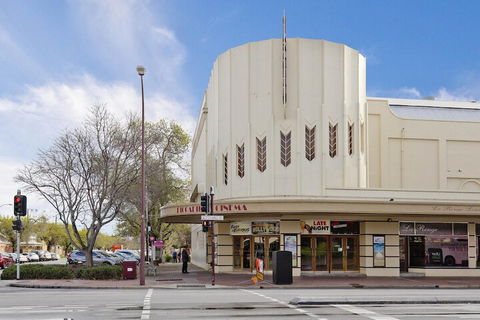Former Dress Circle Nth Adelaide Apt With Aircon - Tourism Canberra 2