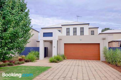 Brookwater Waterfront On Lake Mulwala - Tourism Canberra 1