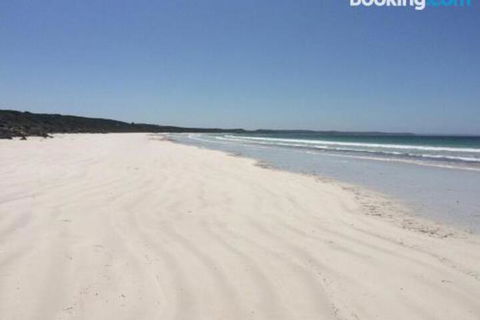 DEstrees Bay Beach House - Tourism Canberra 3