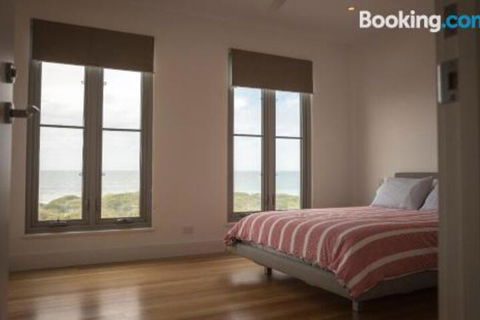 DEstrees Bay Beach House - Tourism Canberra 6