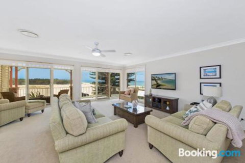 SEASCAPE An Enticing Lakeside Escape - Tourism Canberra 3