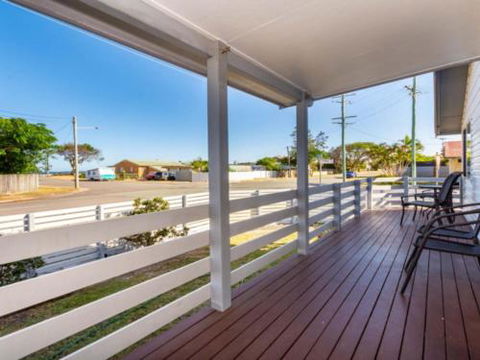 Dog Lovers Retreat Beachmere - Tourism Canberra 1