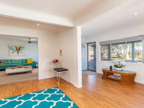 Dog Lovers Retreat Beachmere - Tourism Canberra 4