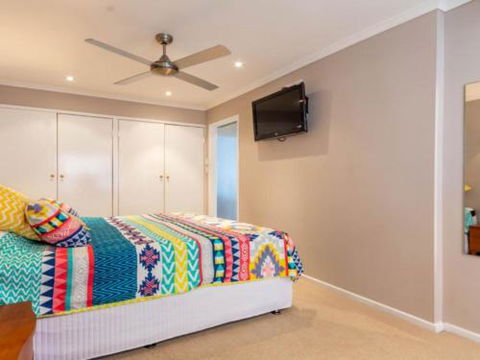 Dog Lovers Retreat Beachmere - Tourism Canberra 6