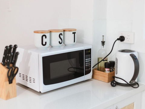 WHITE WAVES 4 ABSOLUTE BEACH FRONT STUDIO HASTINGS POINT - Tourism Canberra 4