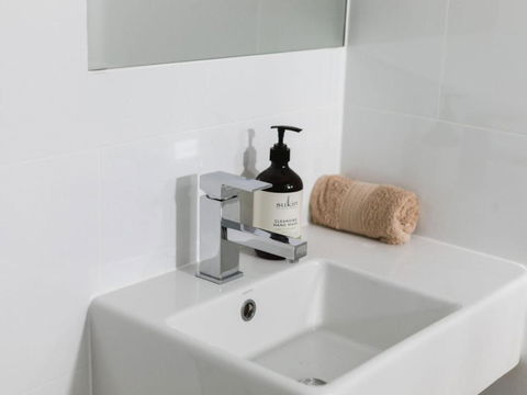 WHITE WAVES 4 ABSOLUTE BEACH FRONT STUDIO HASTINGS POINT - Tourism Canberra 2