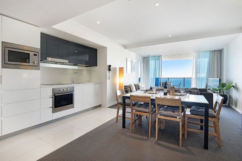 H Residences 2 Bedroom Ocean View In Surfers Paradise - Tourism Canberra 3