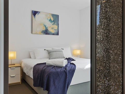 CHARLOTTE Manhatten Building Near Spencer St. & Southern Cross Station - Tourism Canberra 1