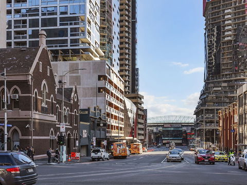 CHARLOTTE Manhatten Building Near Spencer St. & Southern Cross Station - Tourism Canberra 5