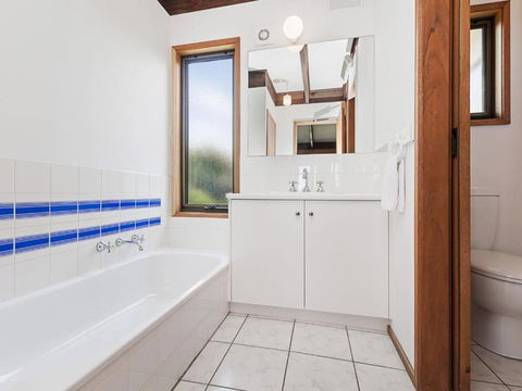 Swimmers Rest - Uninterrupted Panoramic Ocean Views - 1 Bedroom - Tourism Canberra 3