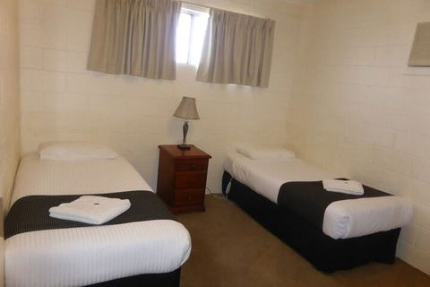 Hilltop Motel - Tourism Canberra 7