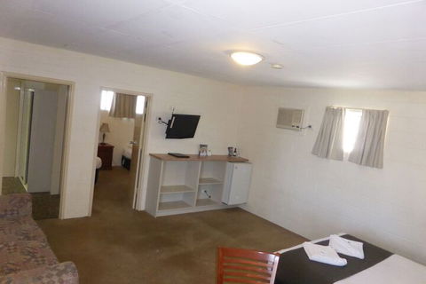 Hilltop Motel - Tourism Canberra 6