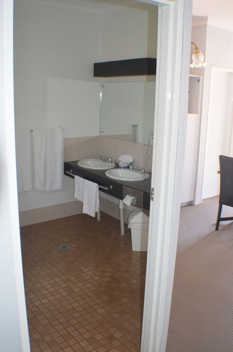 Deer Park Motor Inn - Tourism Canberra 5