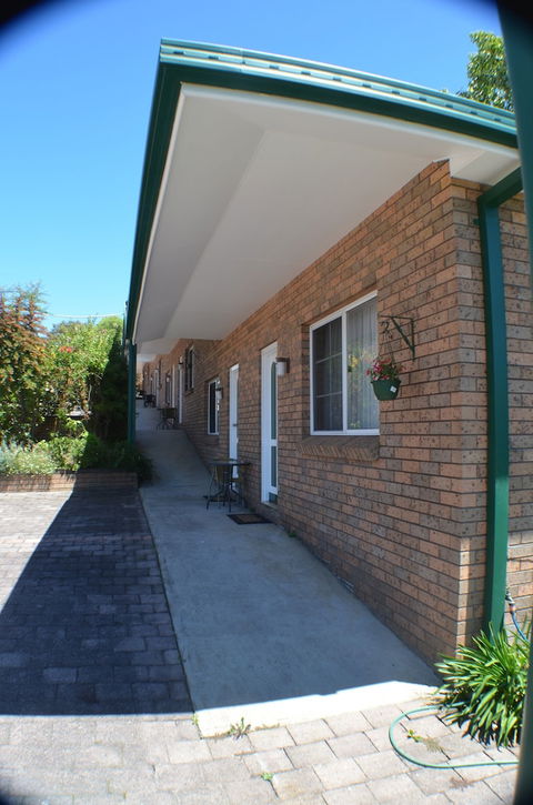 Deer Park Motor Inn - Tourism Canberra 1