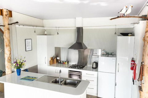 Larus Waterfront Cottage - Tourism Canberra 5
