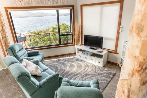 Larus Waterfront Cottage - Tourism Canberra 3