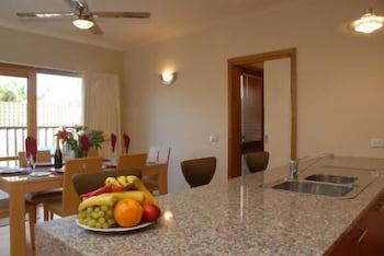The Lakes Apartments - Tourism Canberra 4