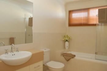 The Lakes Apartments - Tourism Canberra 3