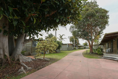 Lazy Acre Log Cabins - Tourism Canberra 4