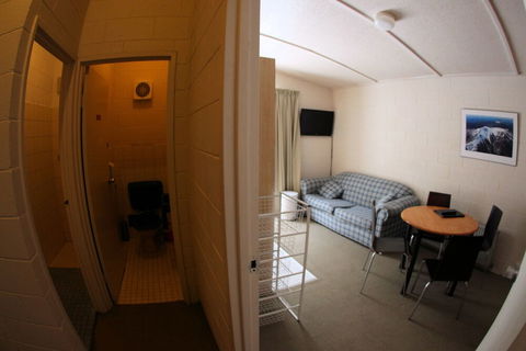 Sugarbush Lodge & Apartments - Tourism Canberra 3