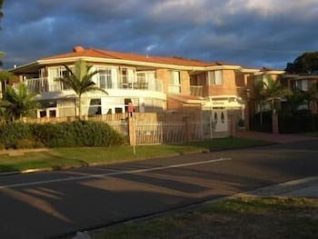 Lake Haven Motor Inn & Palms Restaurant - Tourism Canberra 1