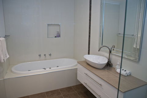 Yarra Glen Racecourse Apartments - Tourism Canberra 4